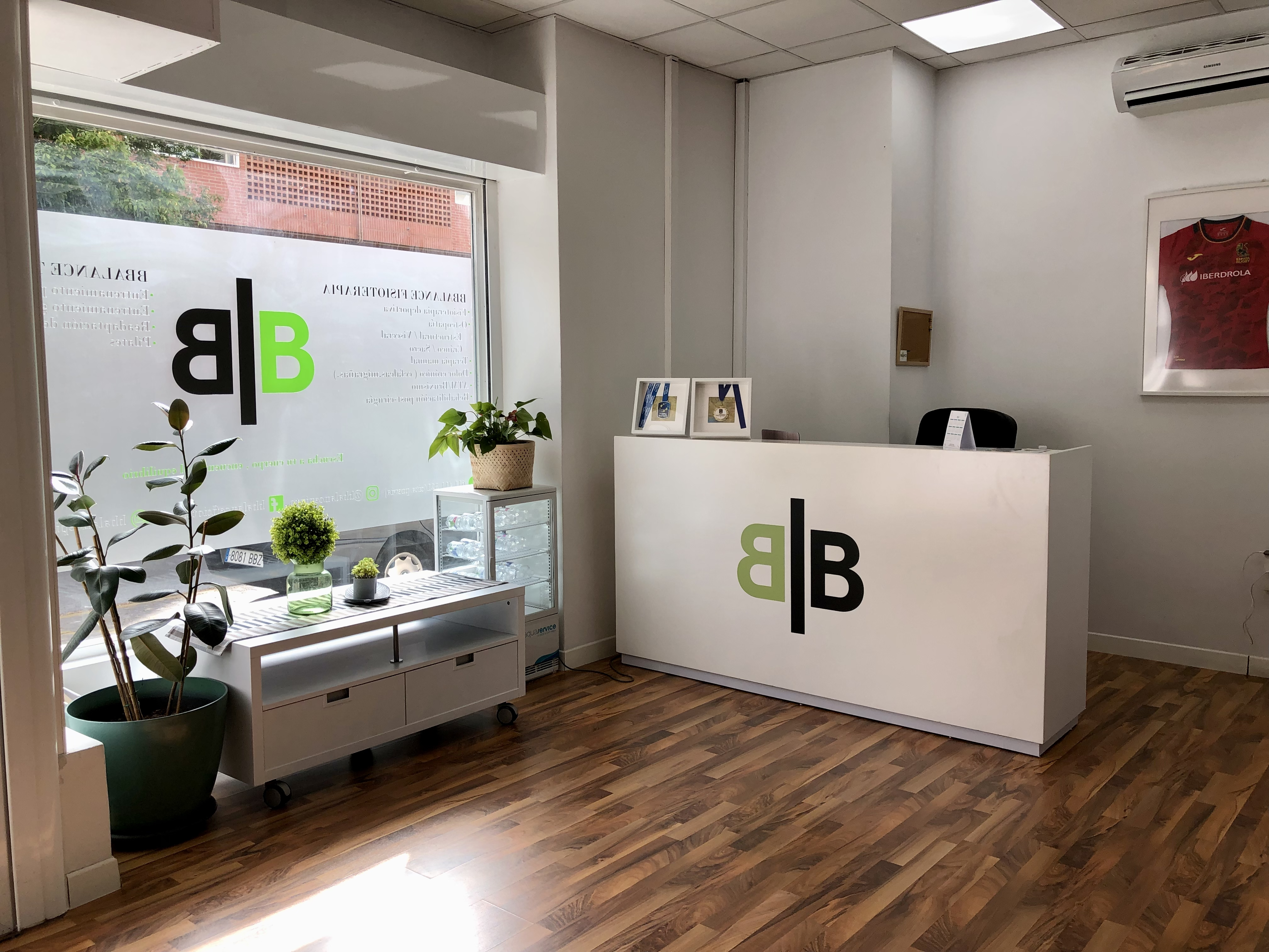 Interior de la clínica BBalance con equipamiento de fisioterapia